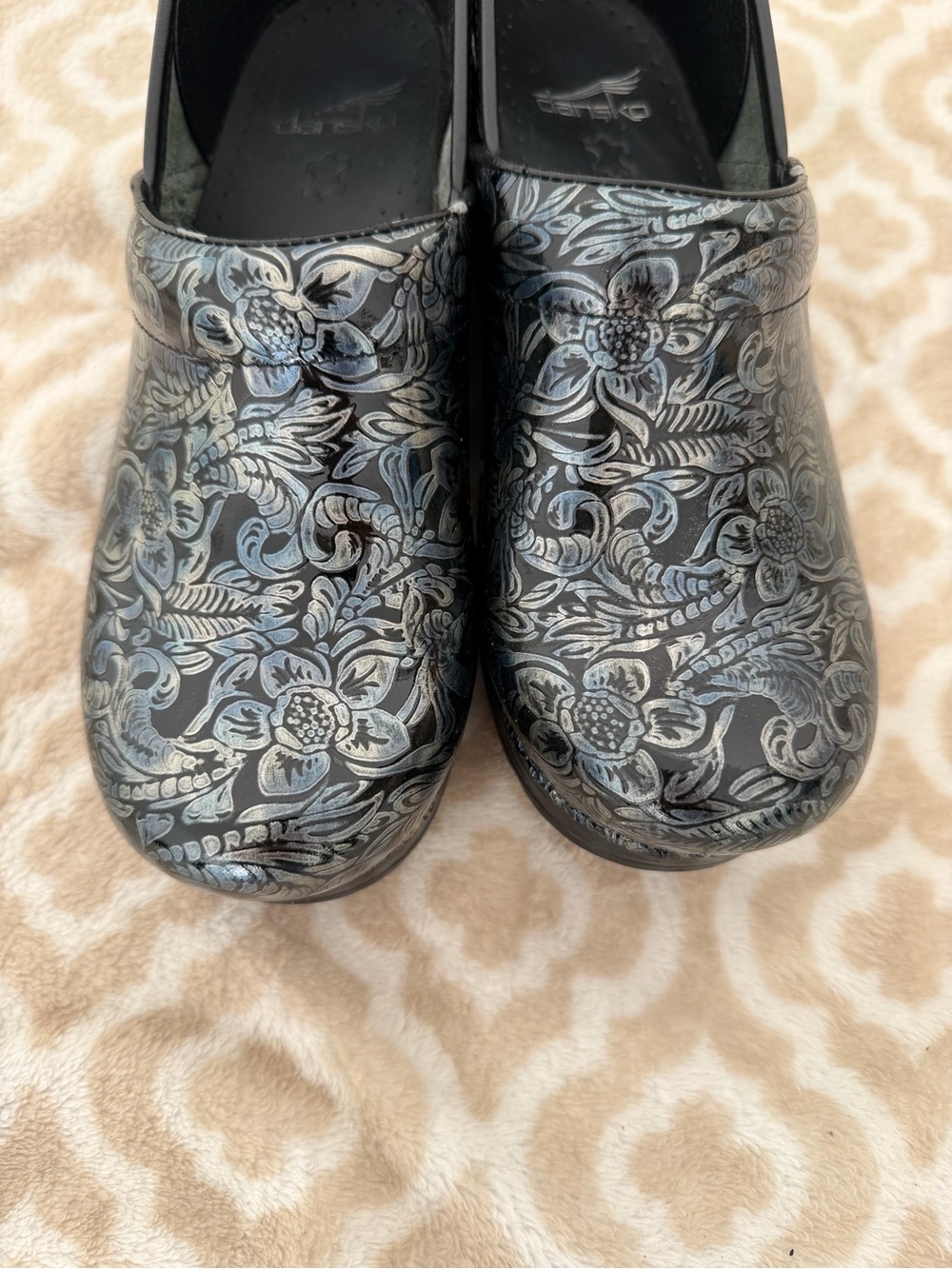 Dansko Women's Metallic Black Floral Clogs 38 - Picture 6 of 7